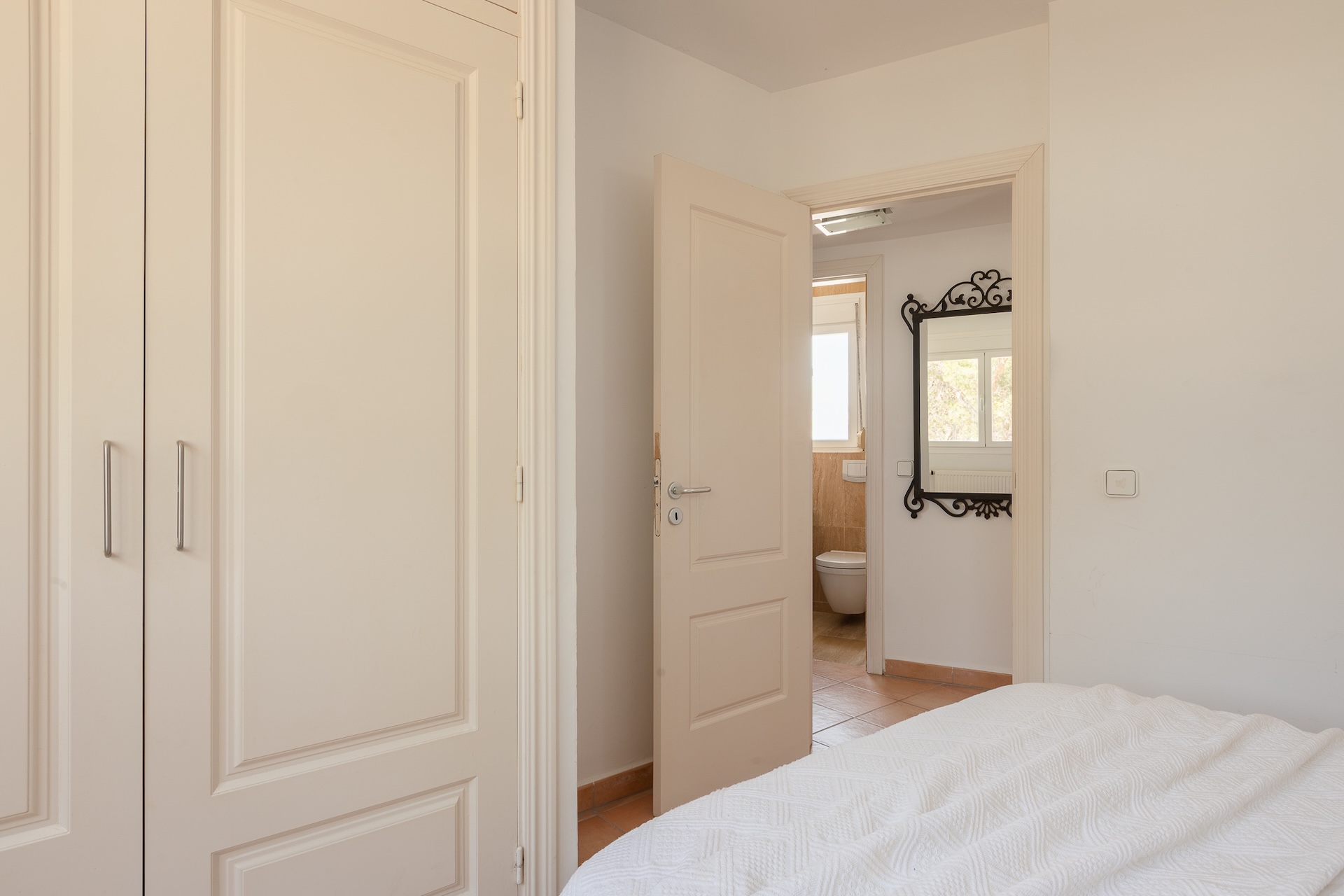 Resa Estates townhouse Ace sea views te koop sale bed and hallway.jpg